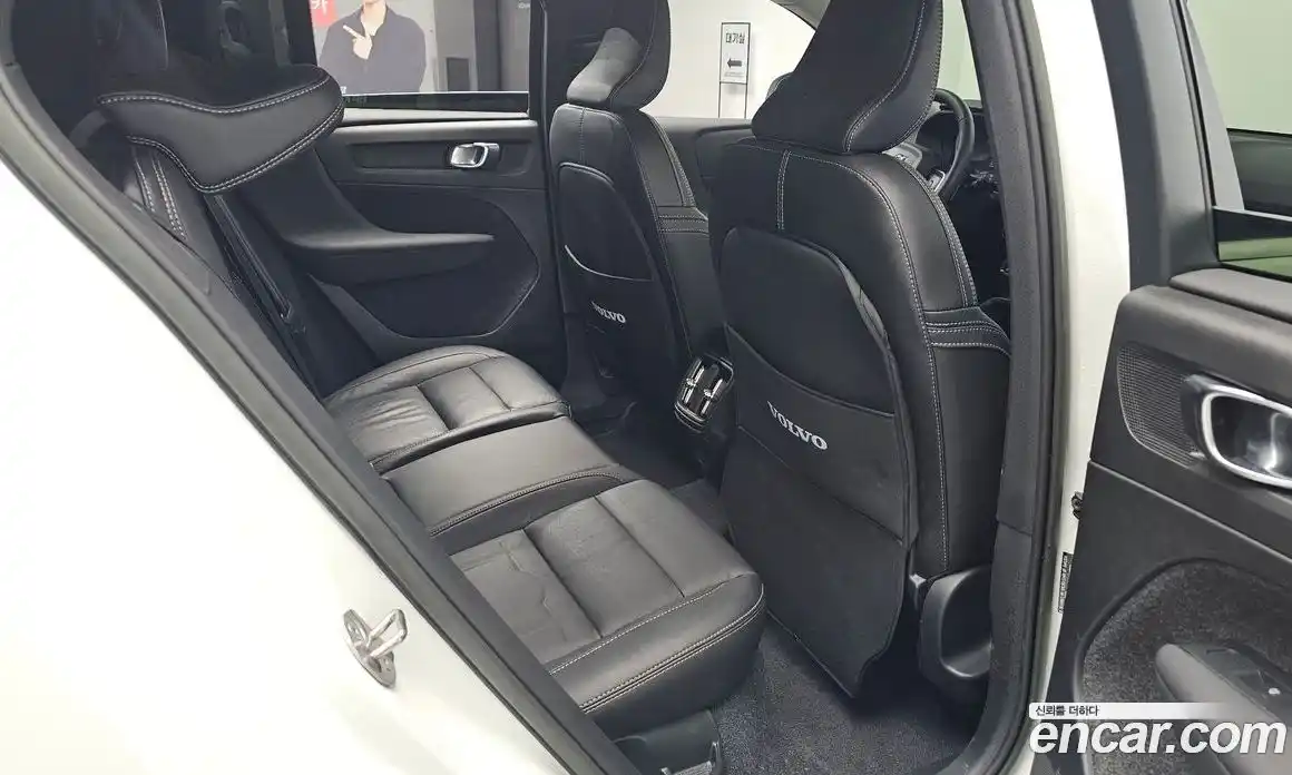 Volvo XC40 2023 2.0 автомат (гидро), фото 17