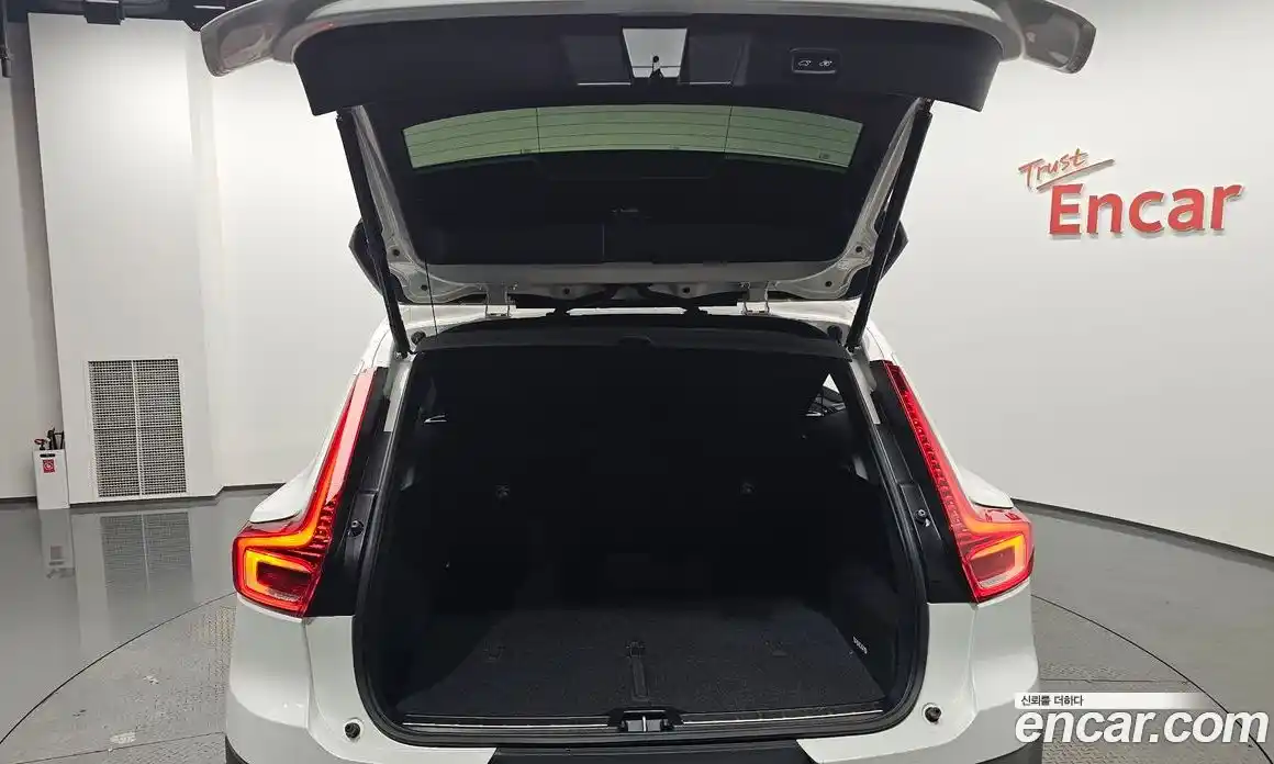 Volvo XC40 2023 2.0 автомат (гидро), фото 25