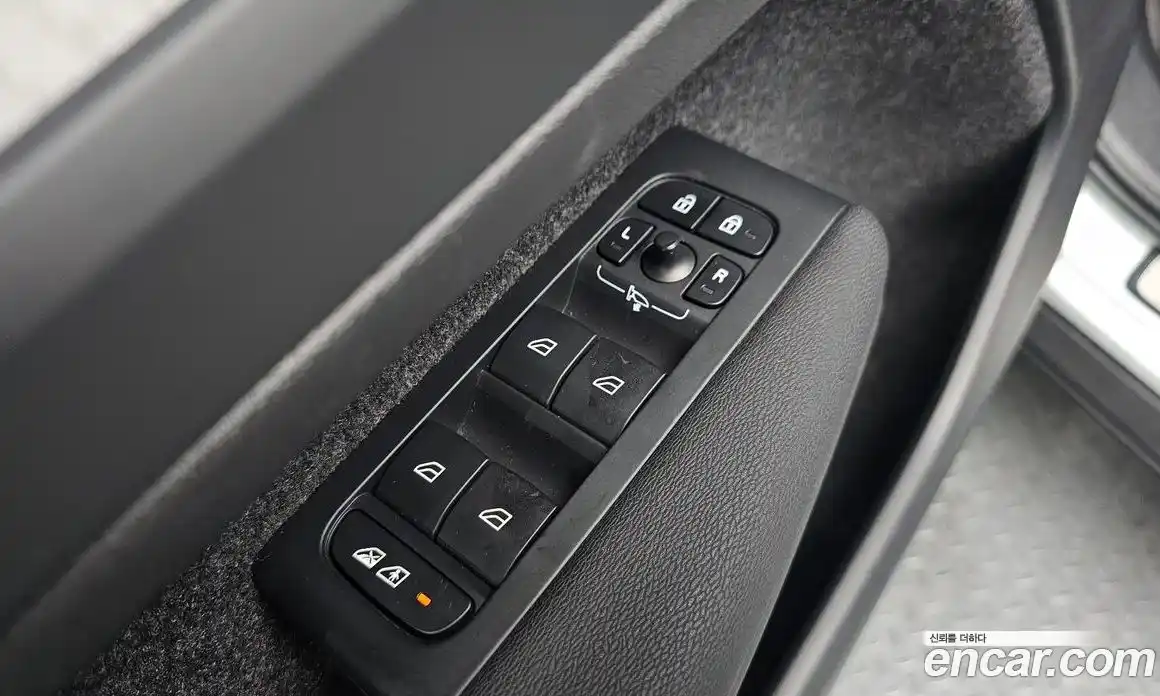 Volvo XC40 2023 2.0 автомат (гидро), фото 35