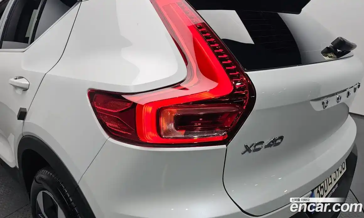 Volvo XC40 2023 2.0 автомат (гидро), фото 8