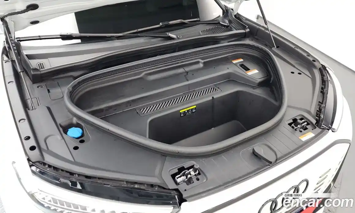 Audi SQ6 e-tron 2025 0.2 автомат (гидро), фото 6