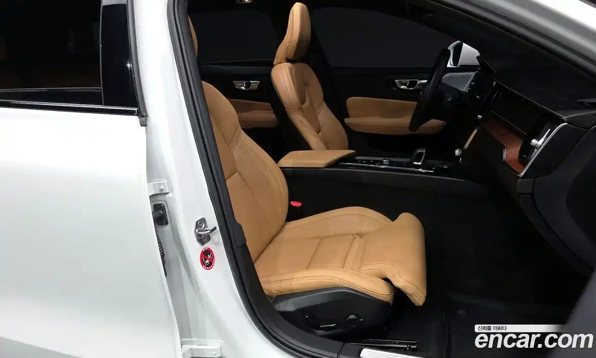 Volvo V60 2021 2.0 автомат (гидро), фото 17