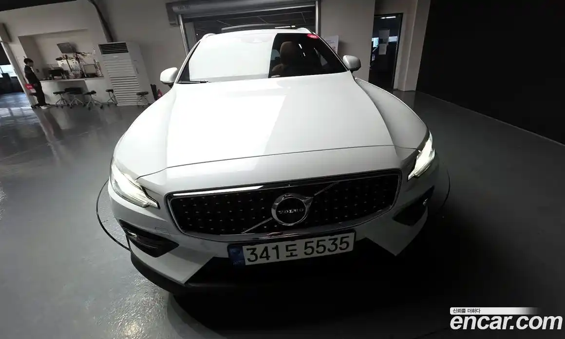 Volvo V60 2021 2.0 автомат (гидро), фото 31