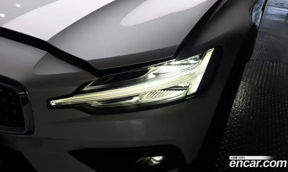 Volvo V60 2021 2.0 автомат (гидро), фото 8