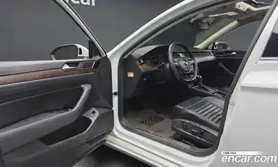 Volkswagen Passat 2018 2.0 автомат (гидро), миниатюра 10
