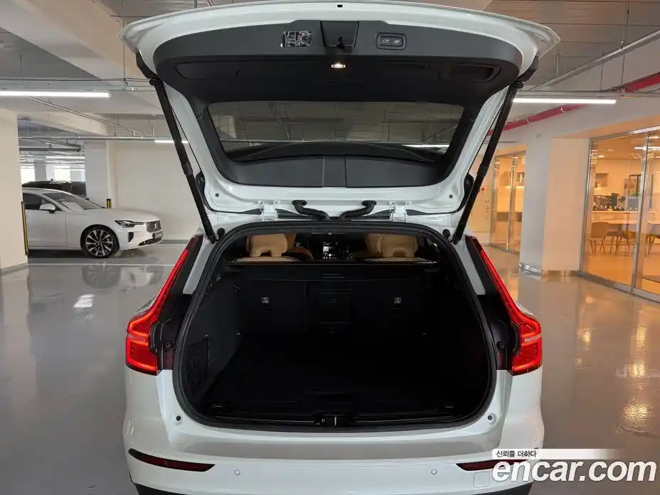 Volvo V60 2025 2.0 автомат (гидро), фото 19
