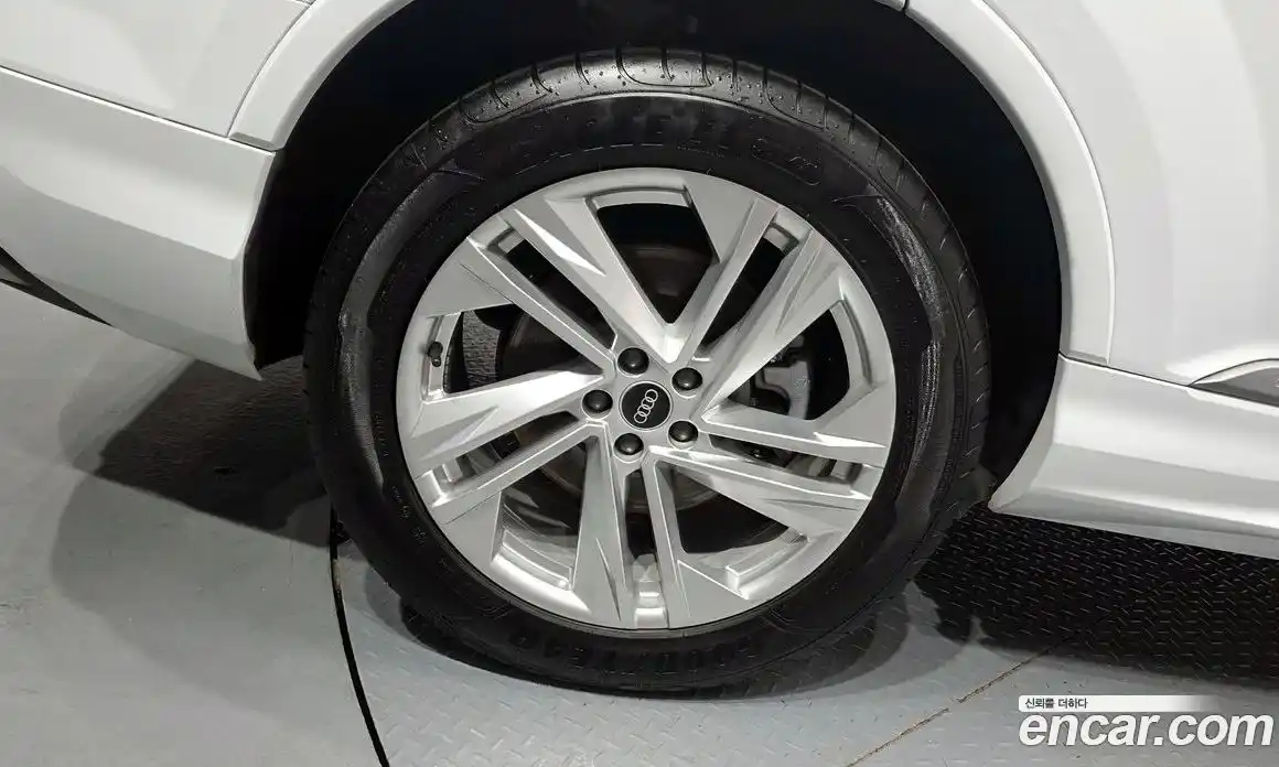 Audi Q7 2021 3.0 автомат (гидро), фото 5