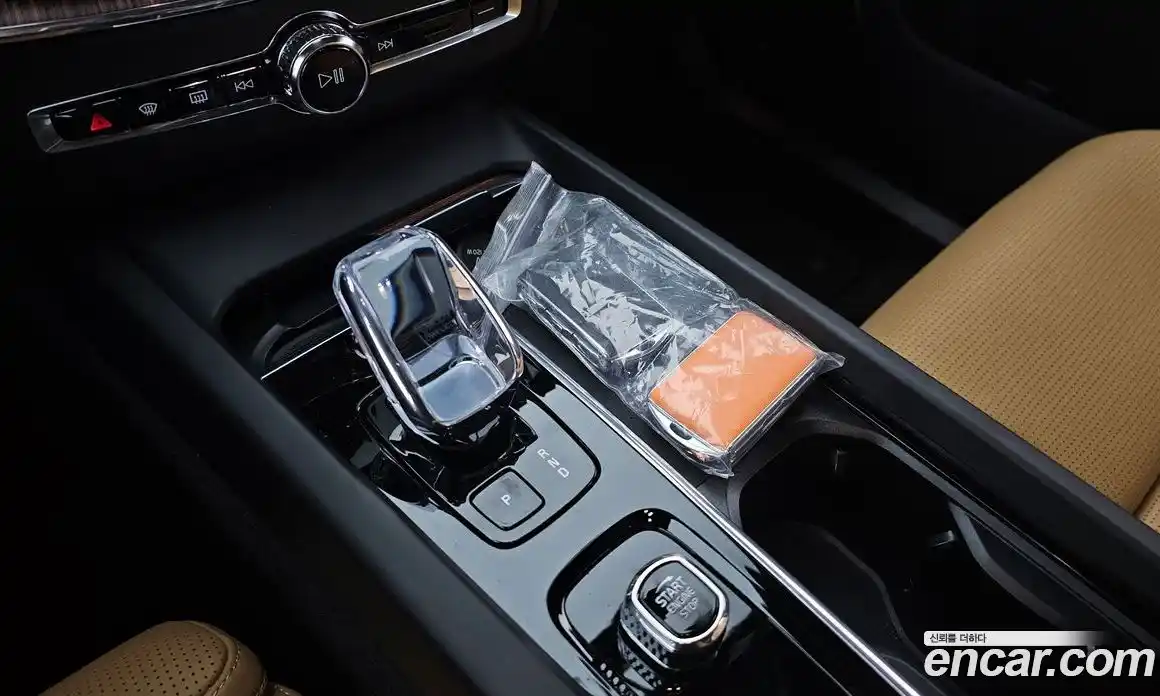 Volvo XC60 2023 2.0 автомат (гидро), фото 12