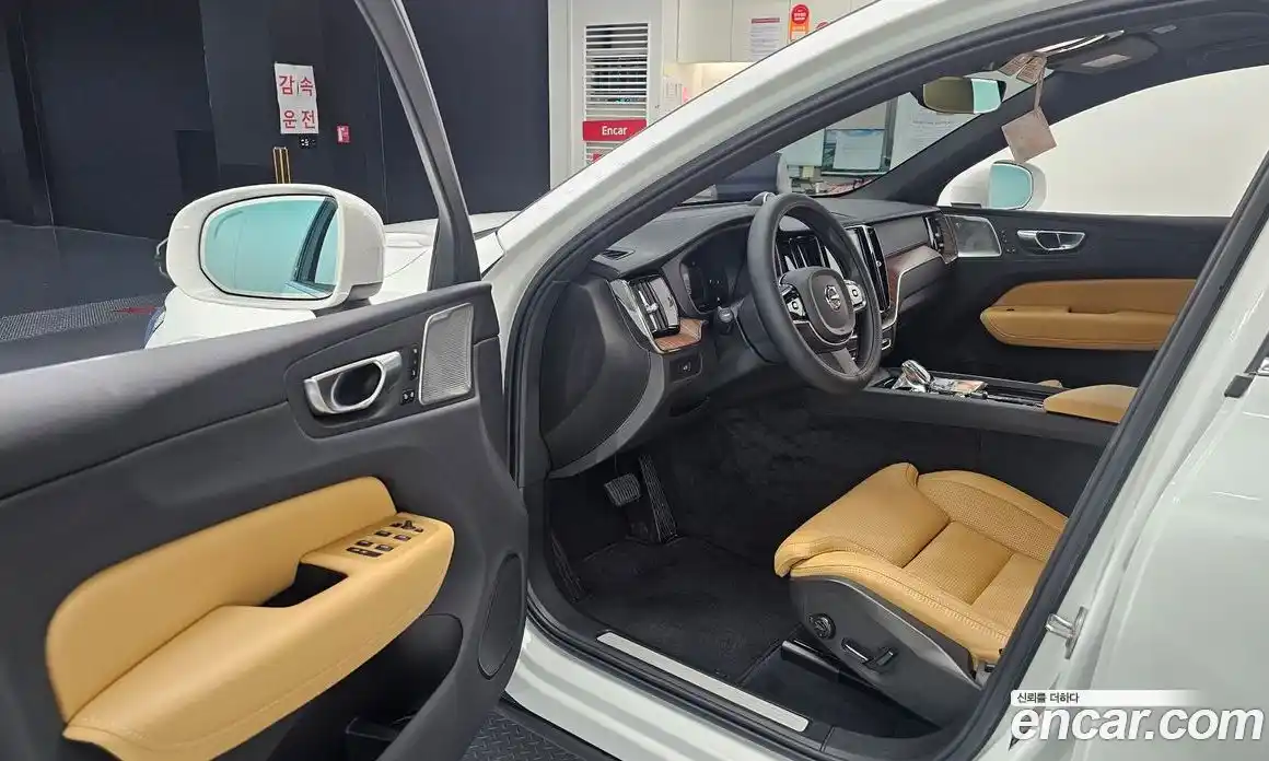 Volvo XC60 2023 2.0 автомат (гидро), фото 13
