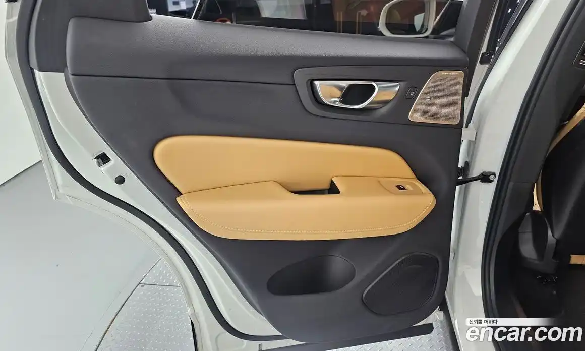 Volvo XC60 2023 2.0 автомат (гидро), фото 15