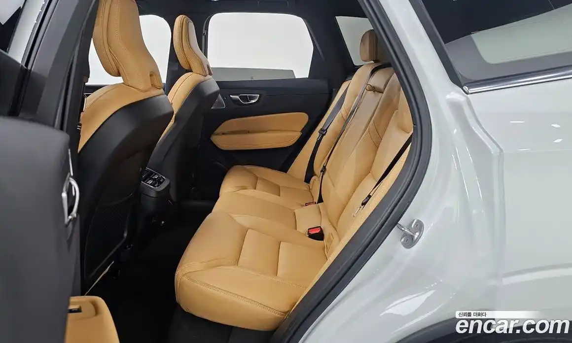 Volvo XC60 2023 2.0 автомат (гидро), фото 16