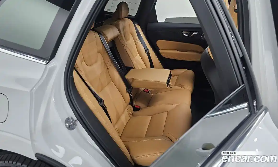 Volvo XC60 2023 2.0 автомат (гидро), фото 17