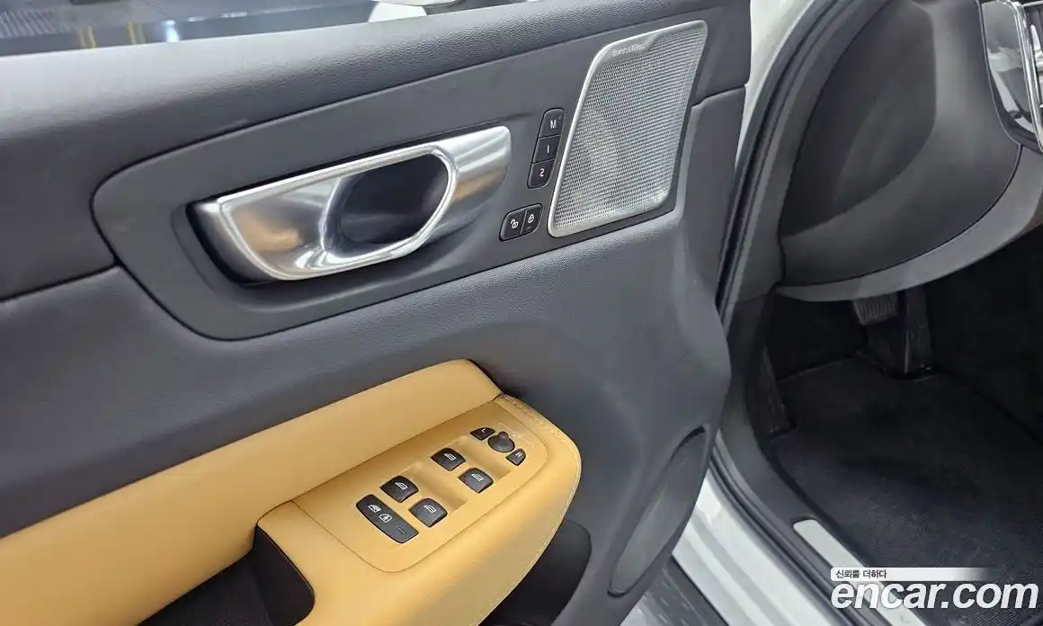Volvo XC60 2023 2.0 автомат (гидро), фото 29