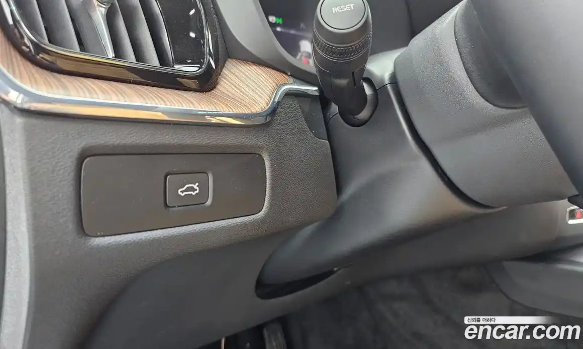 Volvo XC60 2023 2.0 автомат (гидро), фото 32