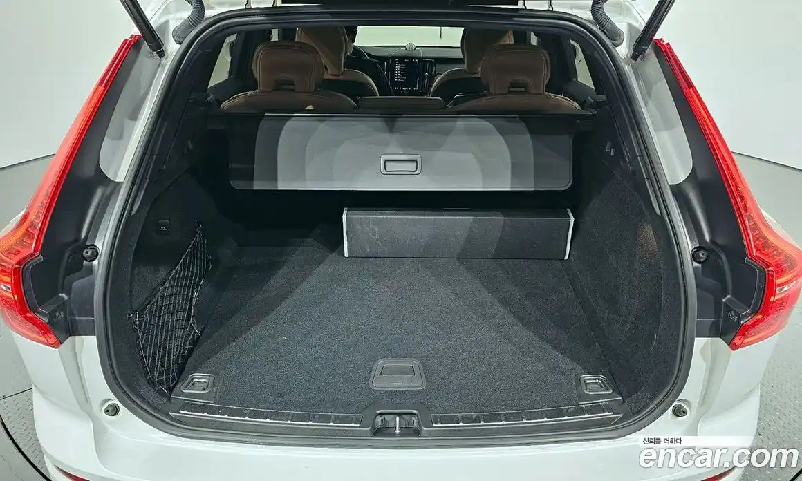 Volvo XC60 2023 2.0 автомат (гидро), фото 33