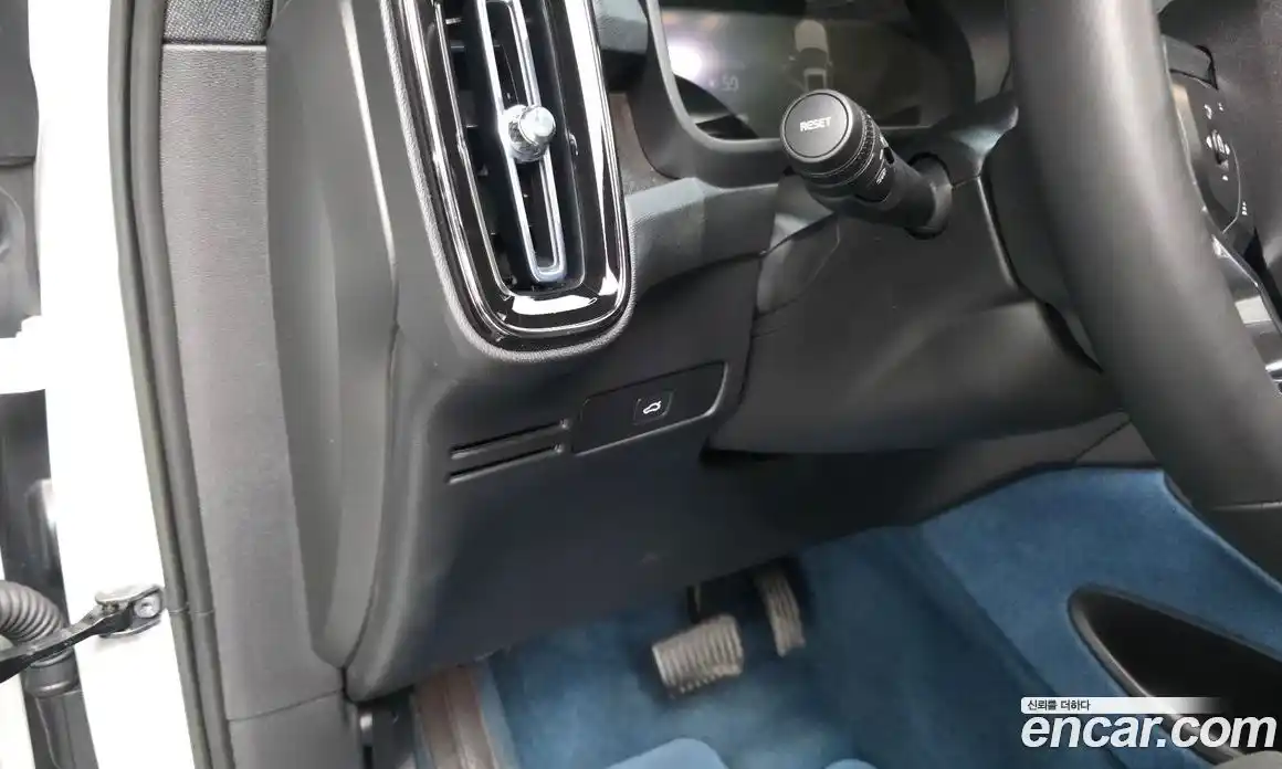 Volvo XC40 2022 0.2 автомат (гидро), фото 13