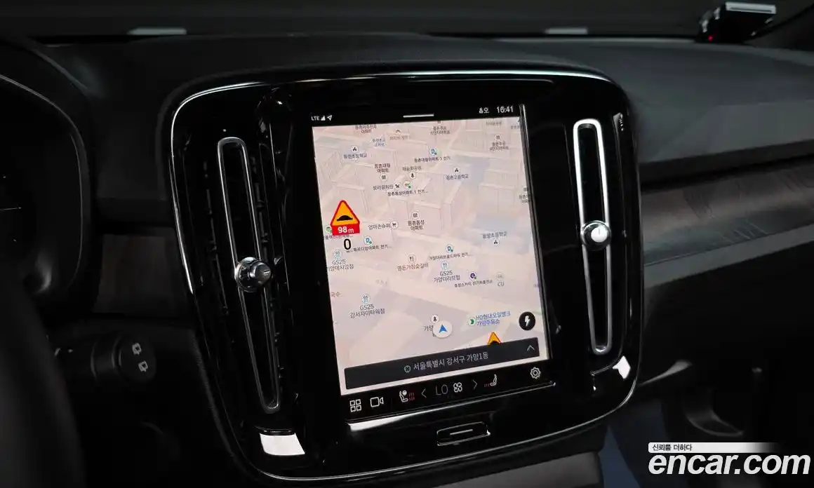 Volvo XC40 2022 0.2 автомат (гидро), фото 15