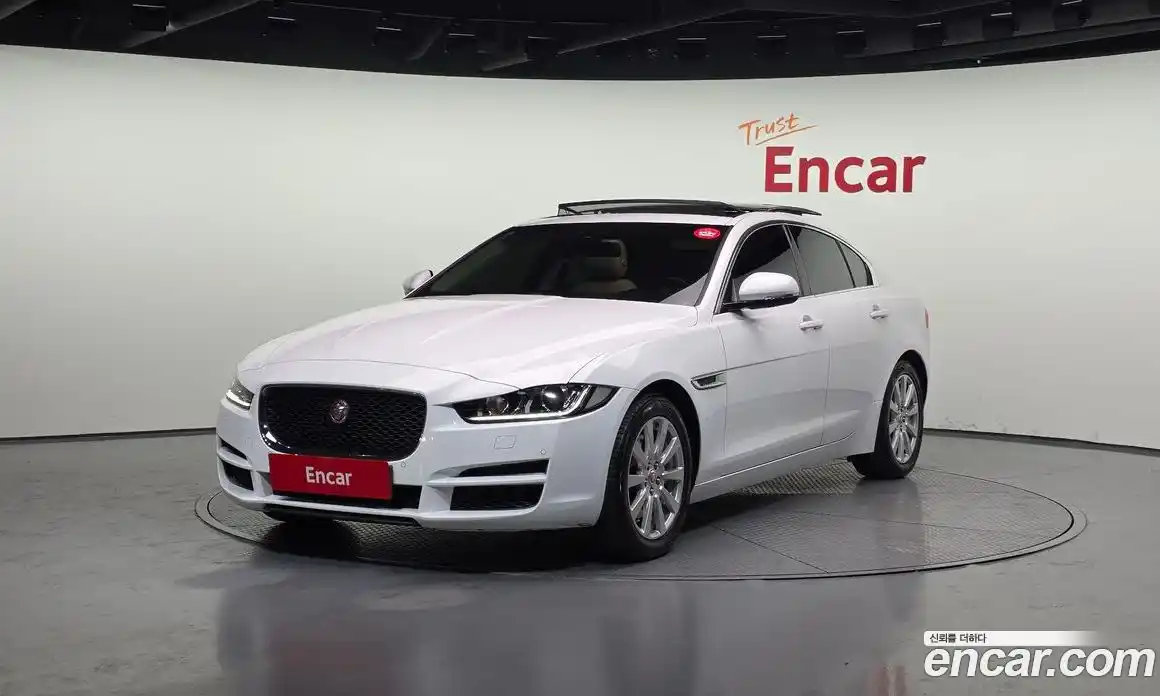Jaguar XE 2017 2.0 гидро, фото 1