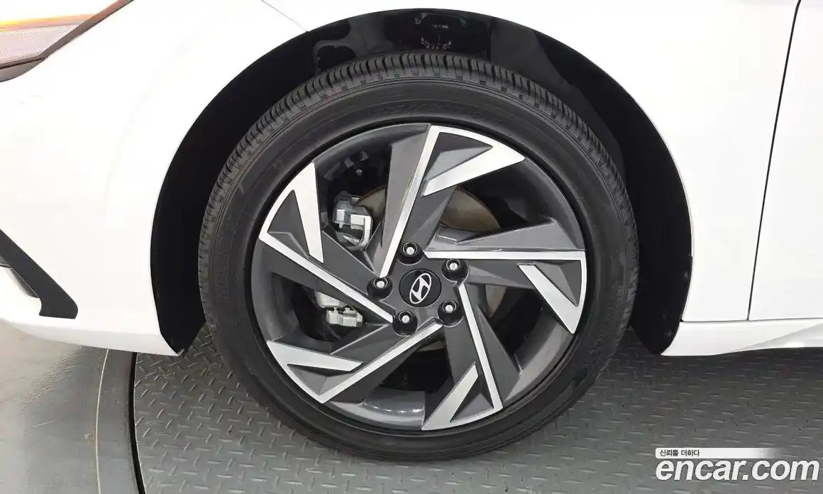 Hyundai Avante 2024 1.6 автомат (гидро), фото 4