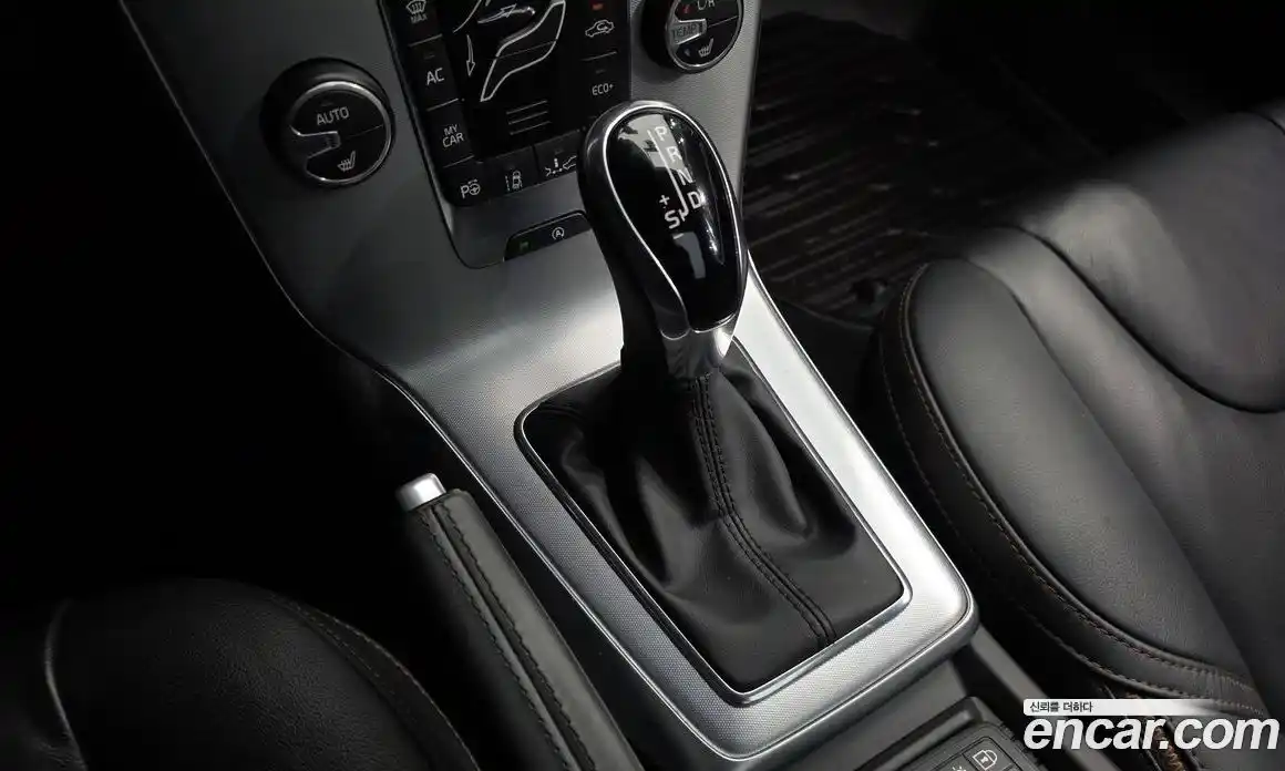 Volvo V40 2019 2.0 автомат (гидро), фото 12
