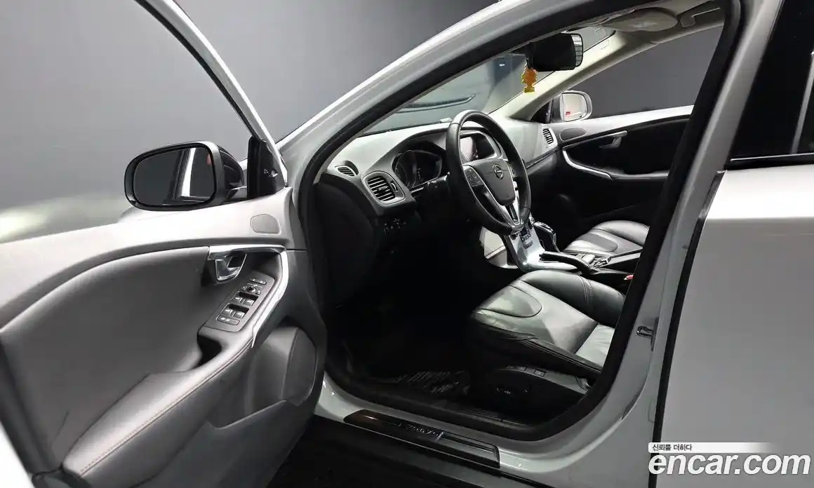 Volvo V40 2019 2.0 автомат (гидро), фото 13