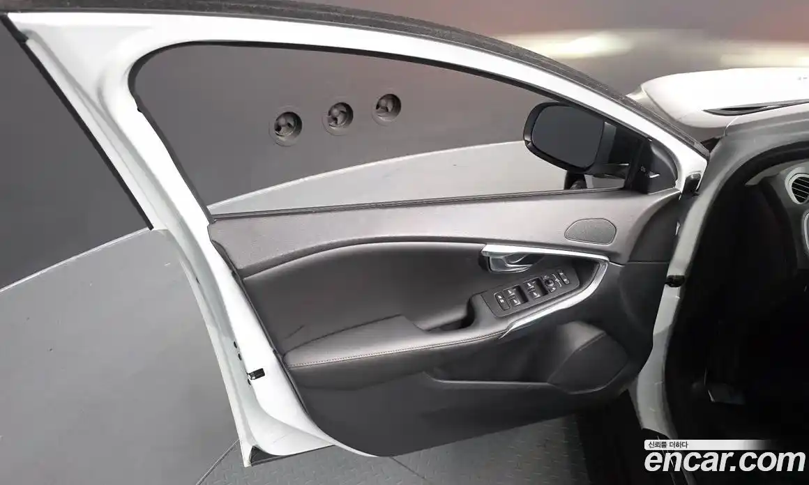 Volvo V40 2019 2.0 автомат (гидро), фото 14