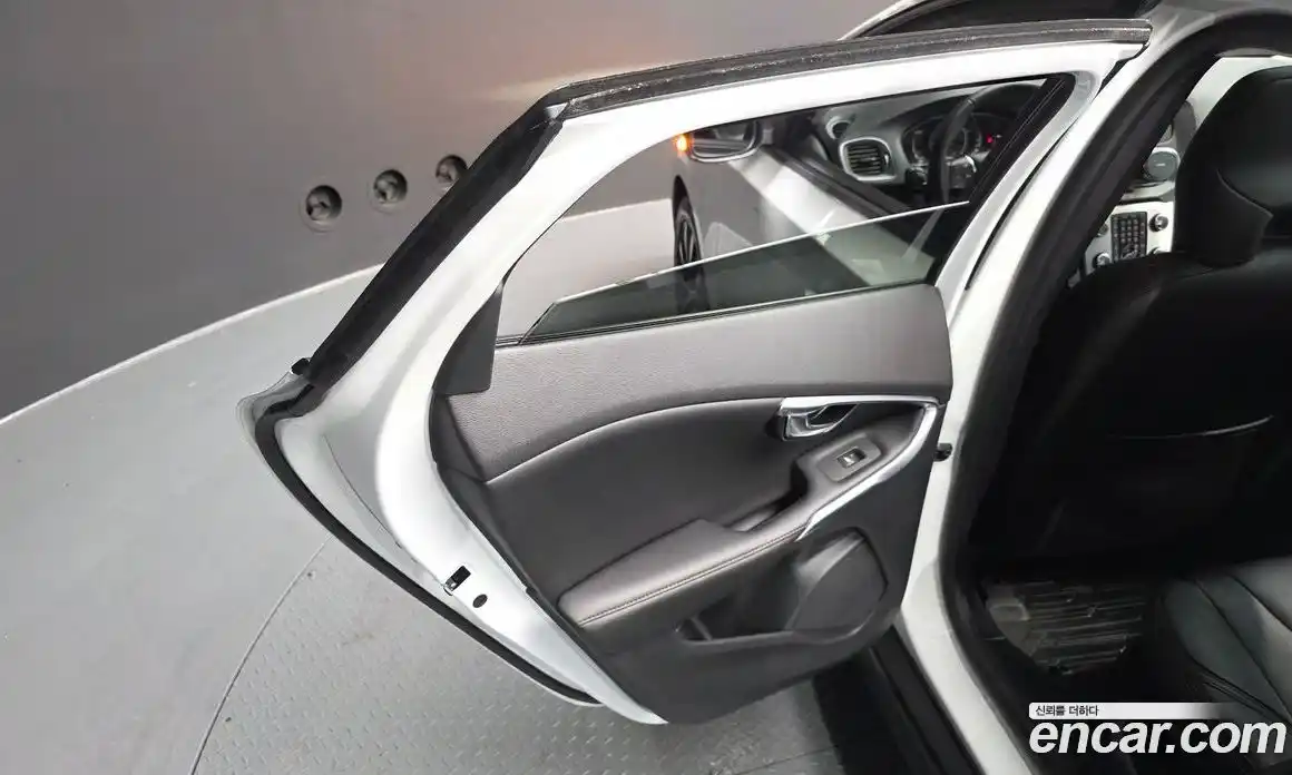 Volvo V40 2019 2.0 автомат (гидро), фото 15