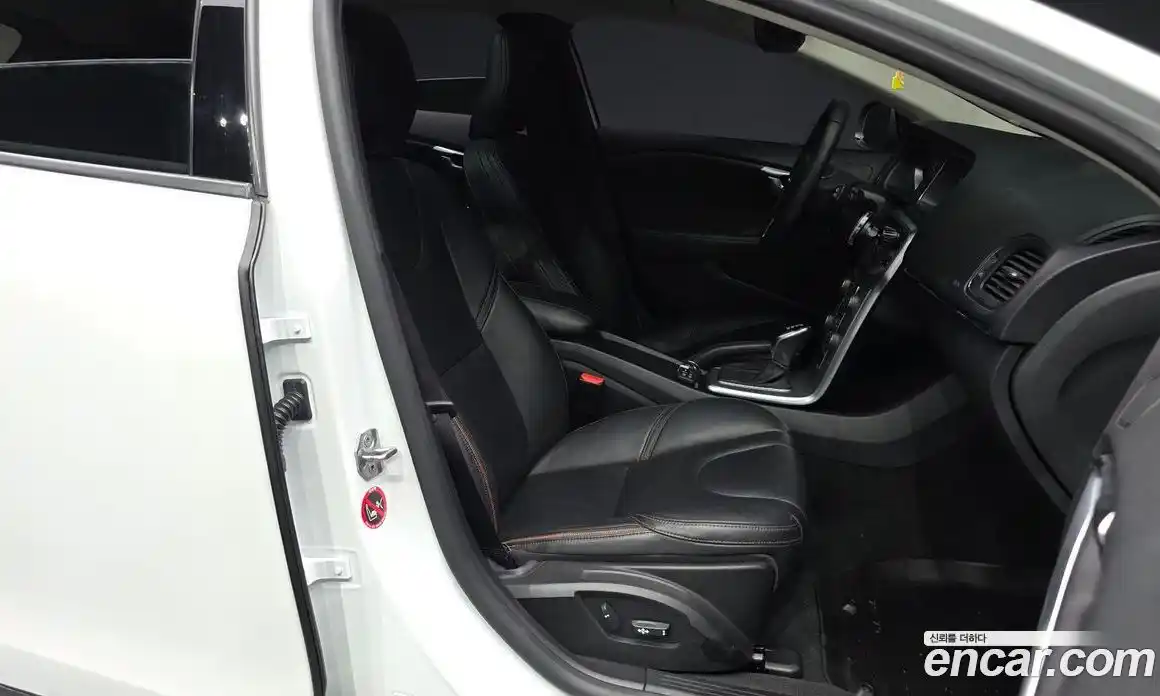 Volvo V40 2019 2.0 автомат (гидро), фото 17
