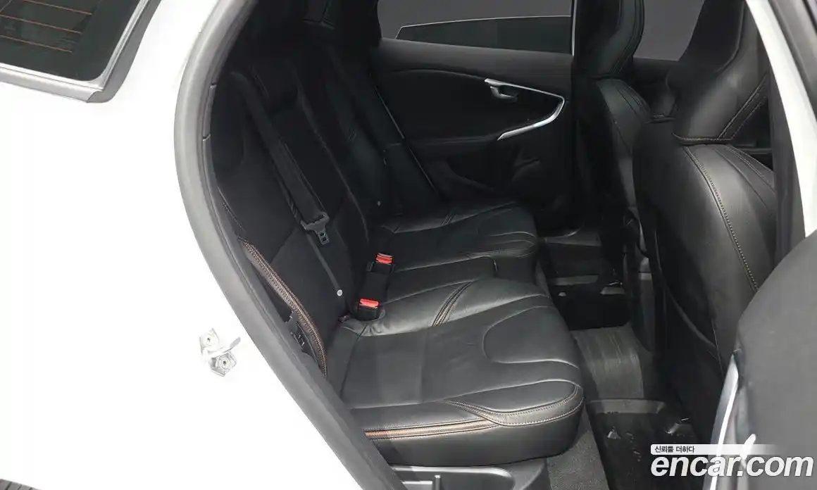 Volvo V40 2019 2.0 автомат (гидро), фото 18