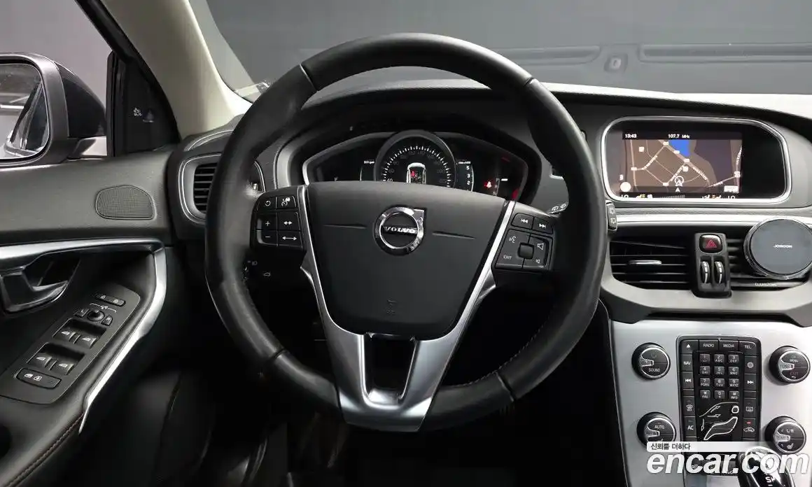 Volvo V40 2019 2.0 автомат (гидро), фото 19