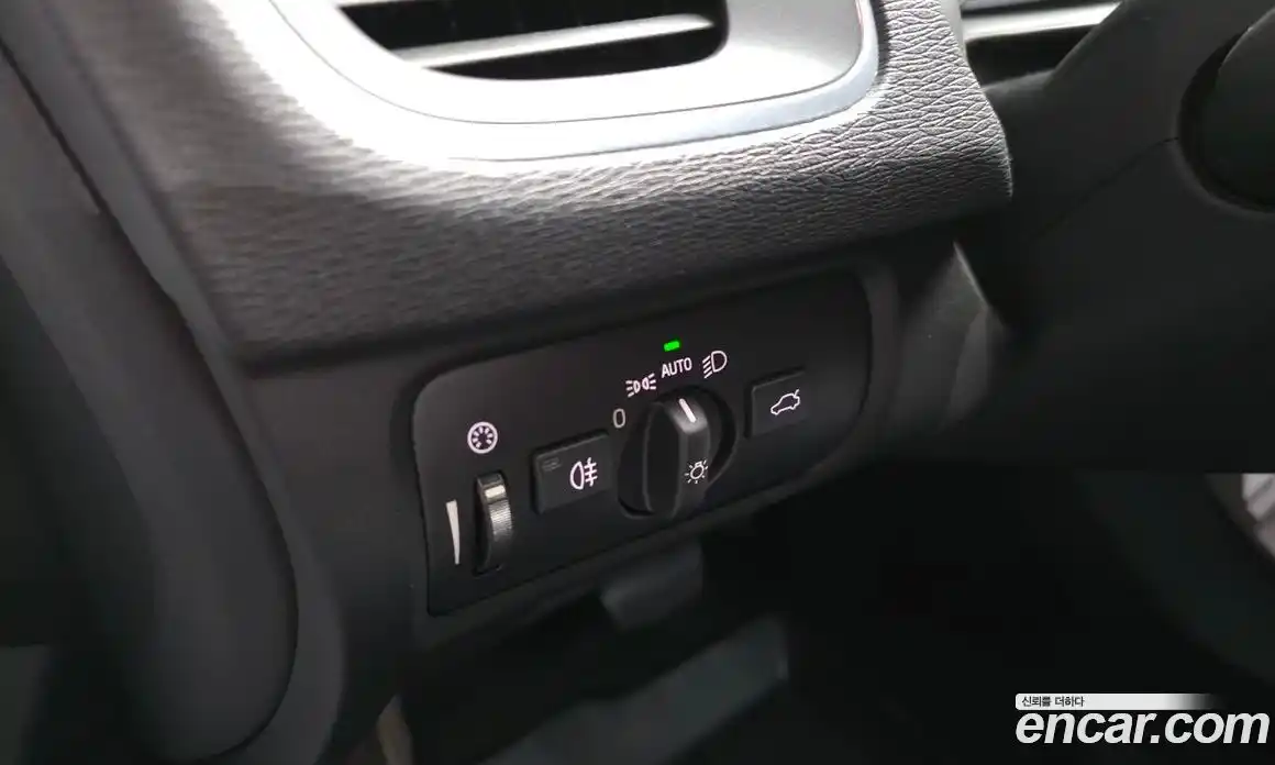 Volvo V40 2019 2.0 автомат (гидро), фото 24