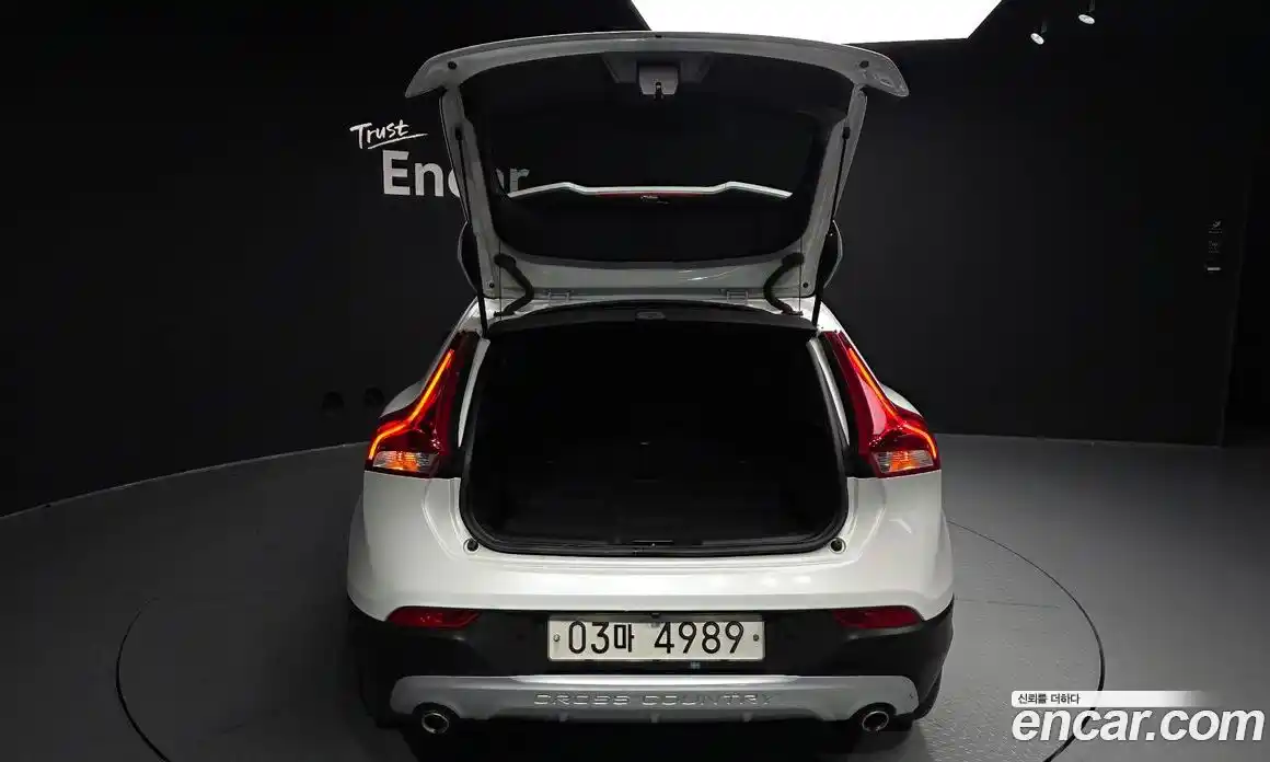 Volvo V40 2019 2.0 автомат (гидро), фото 26