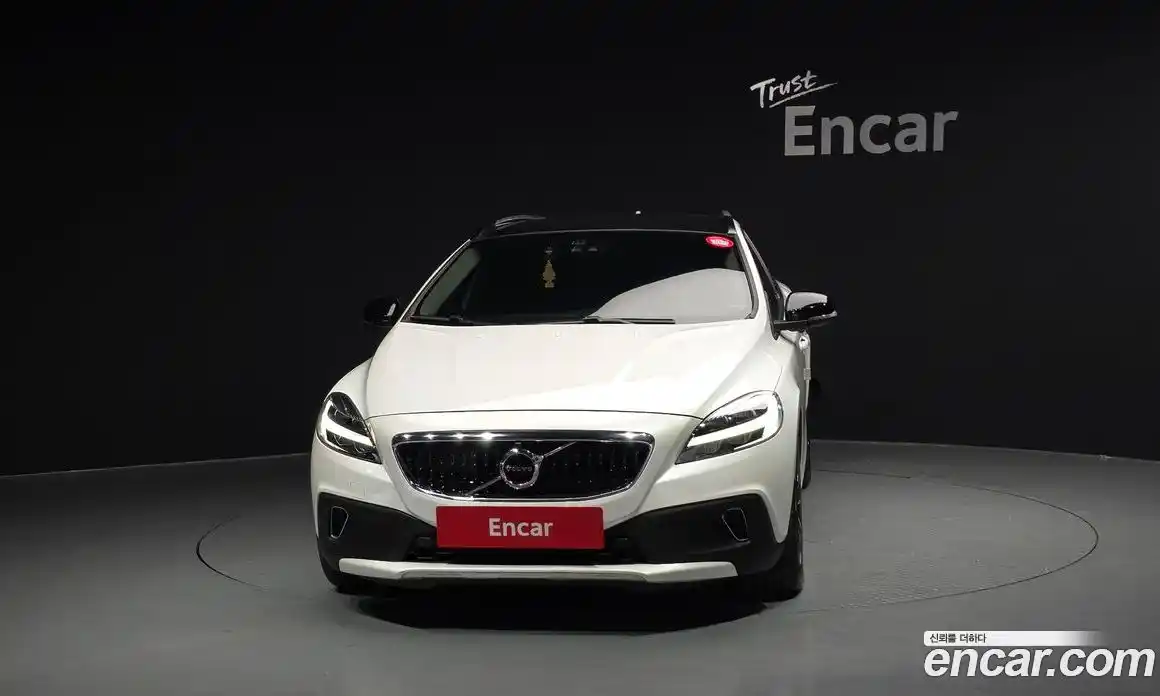 Volvo V40 2019 2.0 автомат (гидро), фото 3