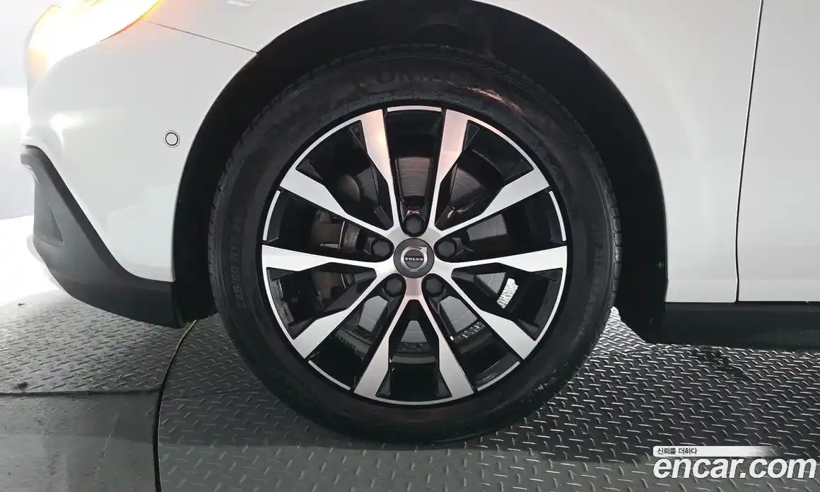 Volvo V40 2019 2.0 автомат (гидро), фото 5