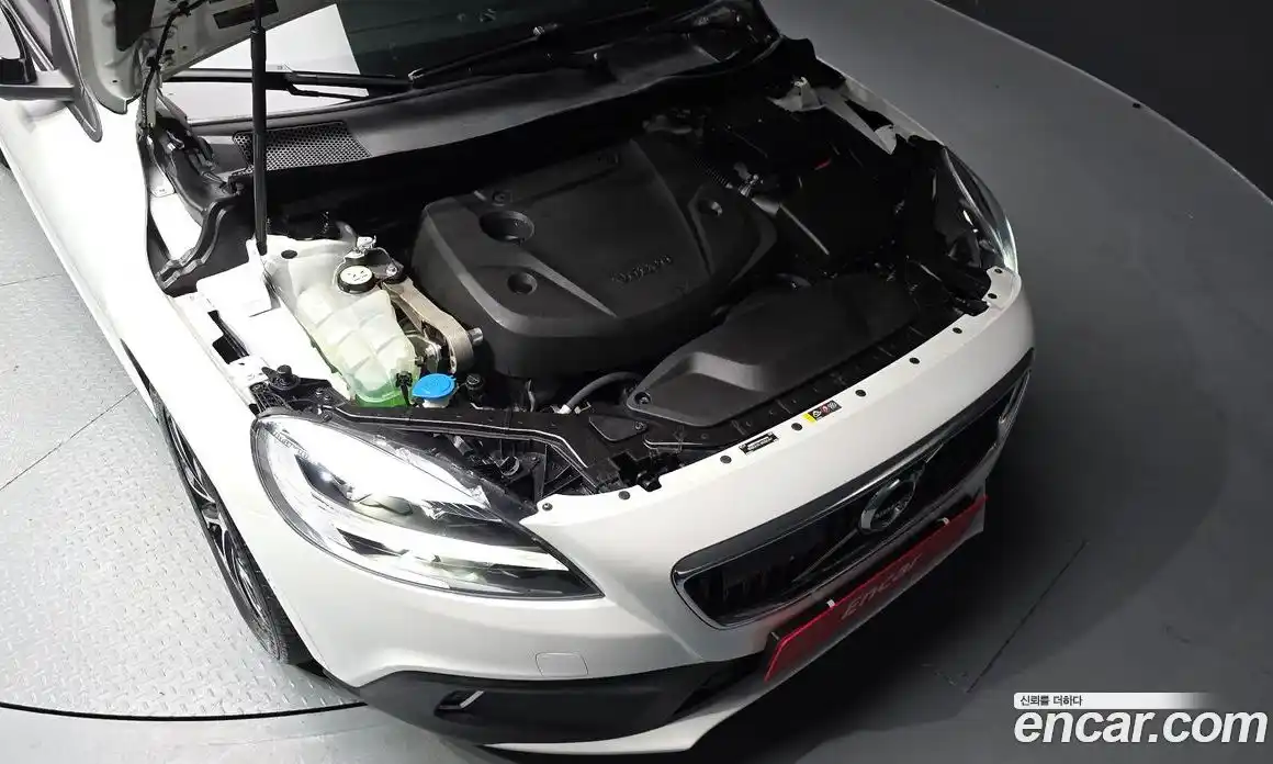 Volvo V40 2019 2.0 автомат (гидро), фото 6