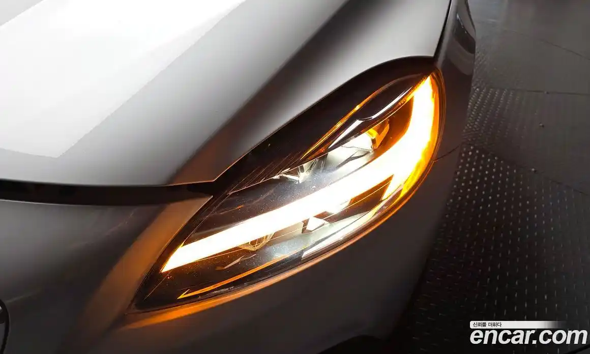 Volvo V40 2019 2.0 автомат (гидро), фото 8