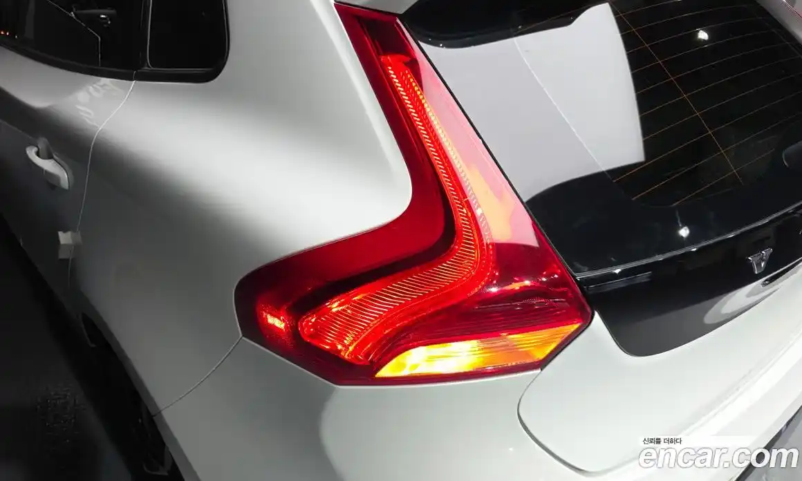 Volvo V40 2019 2.0 автомат (гидро), фото 9