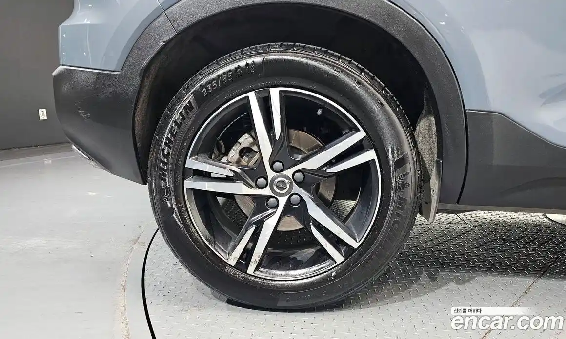 Volvo XC40 2019 2.0 автомат (гидро), фото 5