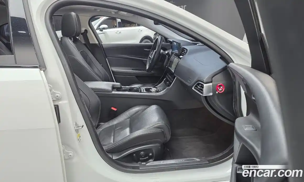 Jaguar XE 2016 2.0 гидро, фото 10