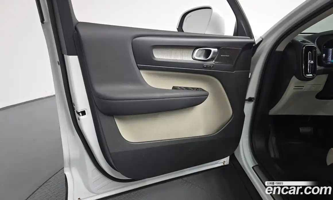 Volvo XC40 2022 2.0 автомат (гидро), фото 13