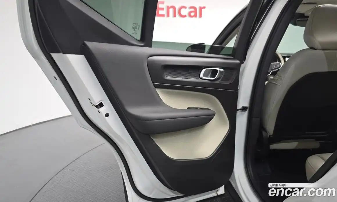 Volvo XC40 2022 2.0 автомат (гидро), фото 14