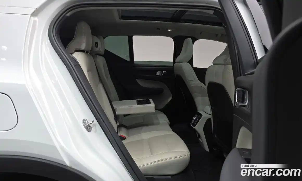 Volvo XC40 2022 2.0 автомат (гидро), фото 17