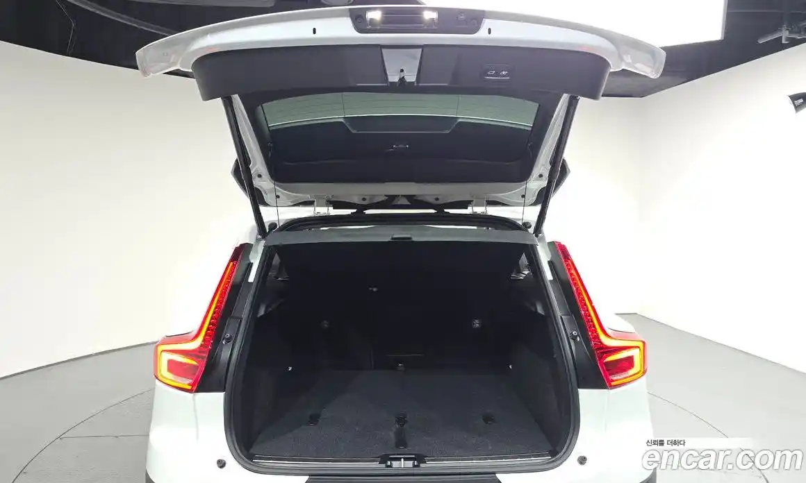 Volvo XC40 2022 2.0 автомат (гидро), фото 28