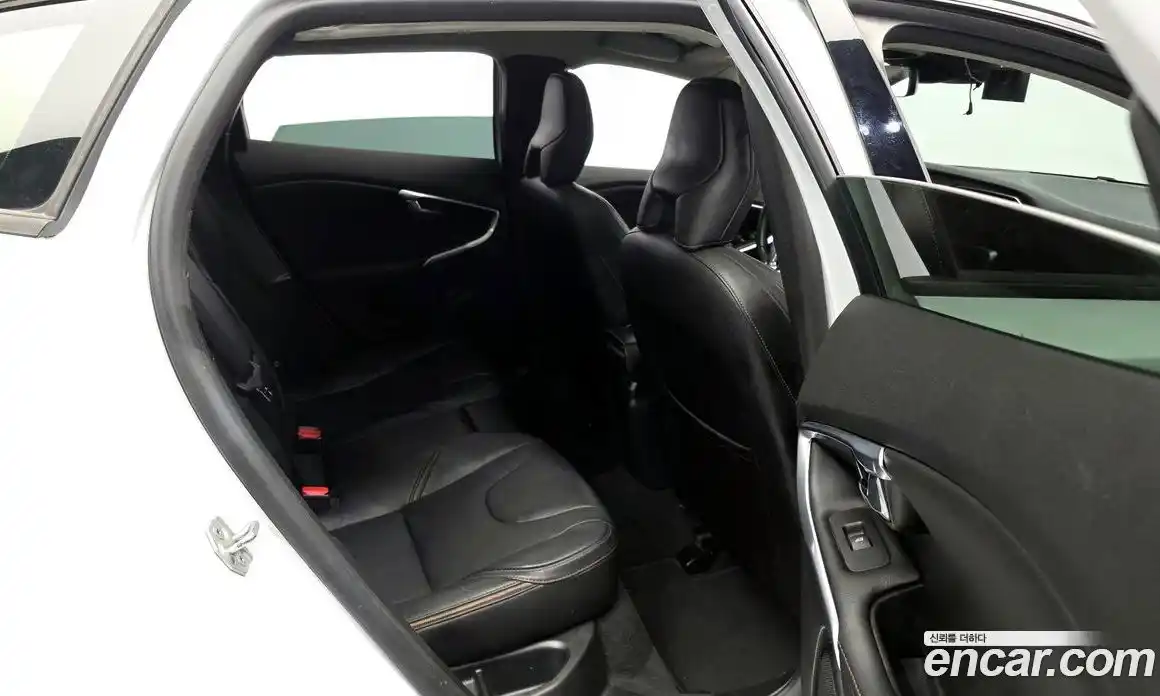 Volvo V40 2019 2.0 автомат (гидро), фото 11