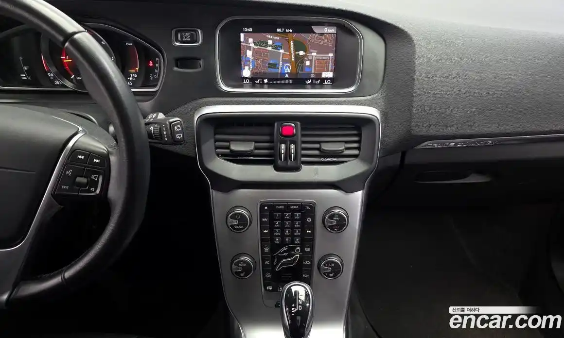 Volvo V40 2019 2.0 автомат (гидро), фото 15