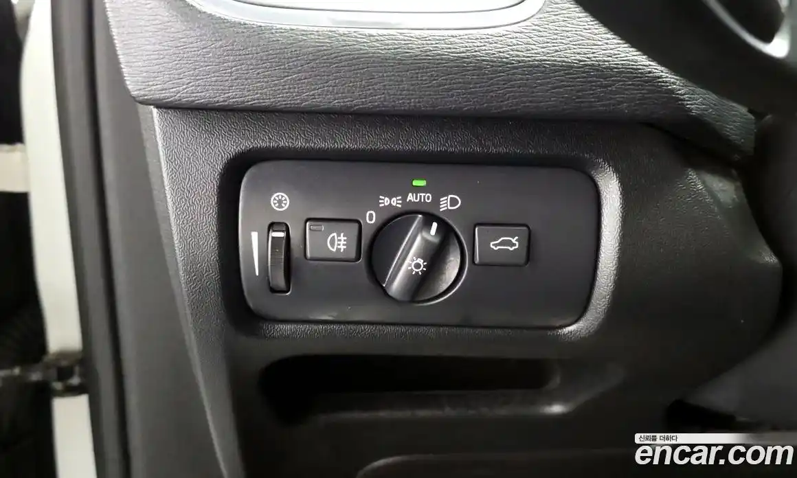 Volvo V40 2019 2.0 автомат (гидро), фото 17