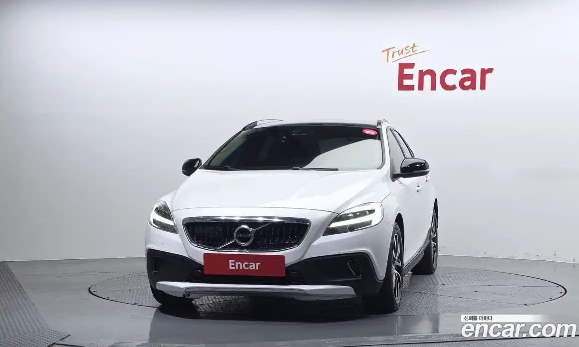 Volvo V40 2019 2.0 автомат (гидро), фото 3