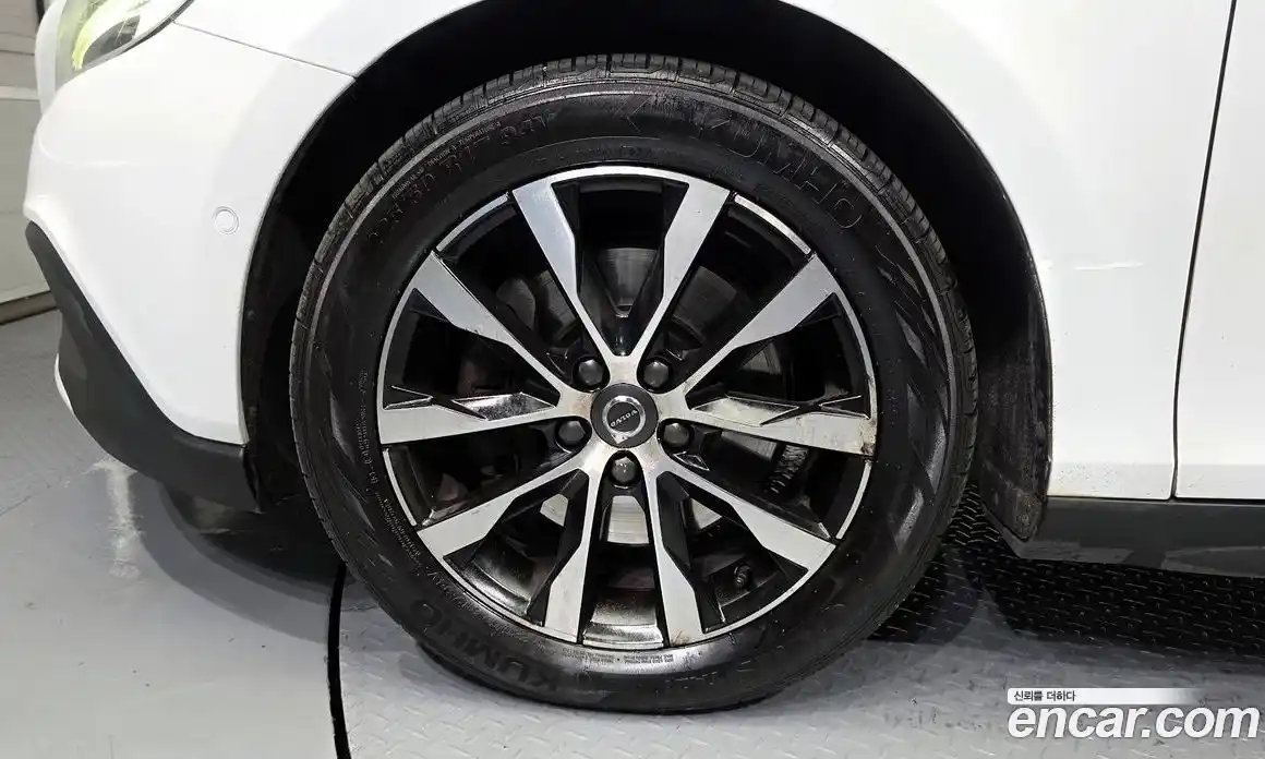 Volvo V40 2019 2.0 автомат (гидро), фото 5