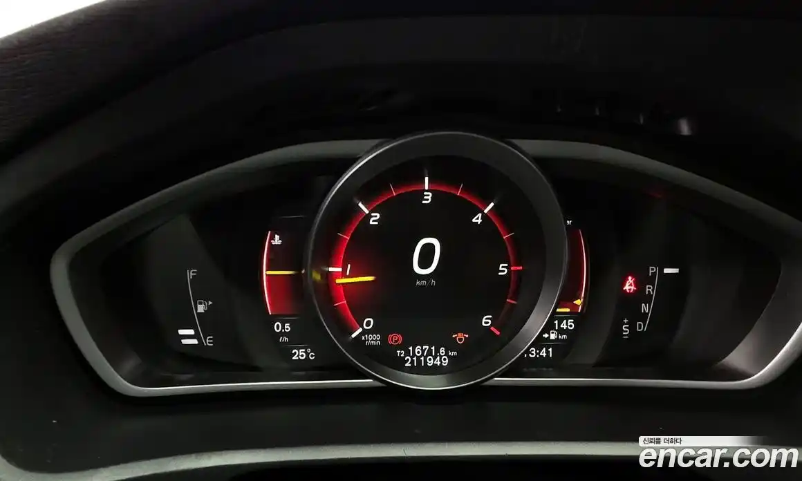 Volvo V40 2019 2.0 автомат (гидро), фото 8
