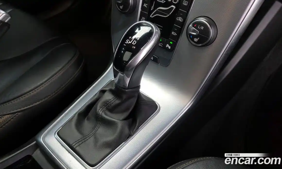 Volvo V40 2019 2.0 автомат (гидро), фото 9
